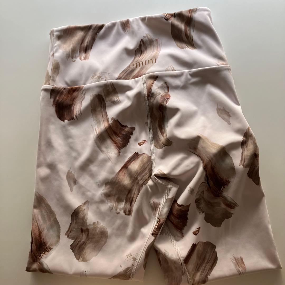 emmi yoga サステナレタッチタンクトップ マーブル柄UVカットレギンス