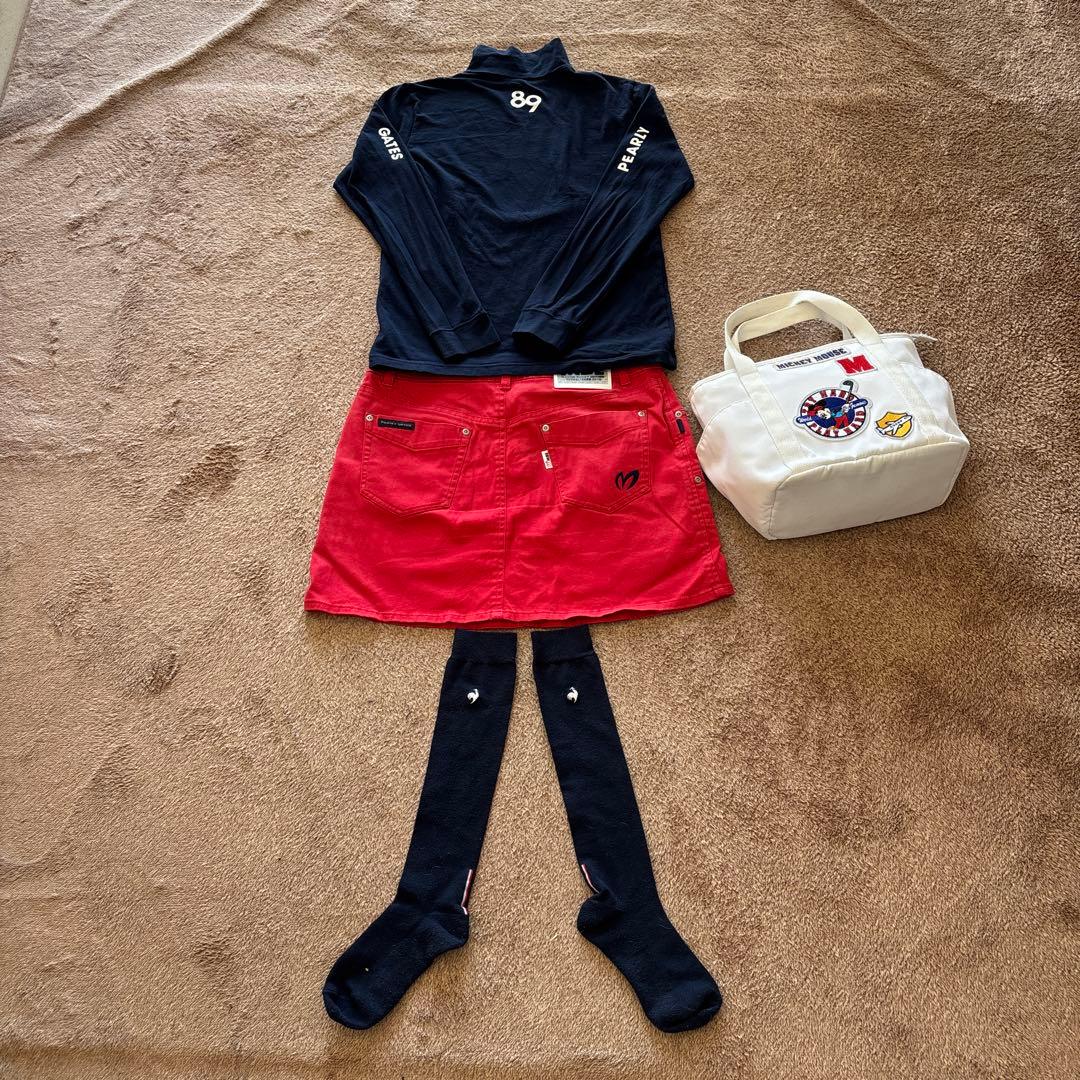 パーリーゲイツ　ロゴ長袖モックネック1紺とマスターバニー　ロゴ赤スカート2